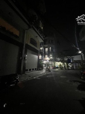 vị trí đẹp - xung quanh nhà cao tầng - ngang trên 5m - có dòng tiền.