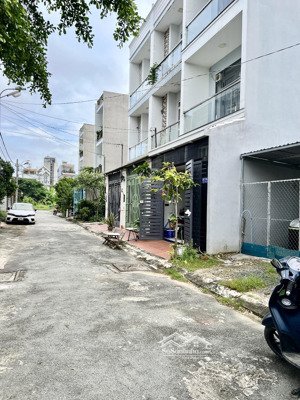 giá tốt nhà cấp 4 khu phân lô phú hữu đường xe hơi rộng 7m ngay chung cư ricca bán gấp