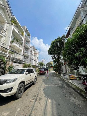 13 tỷ 500 thương lượng, bán nhà 3 tầng,mặt tiền đường khu nội bộ, dt: ngan 5 mét - dài 19 mét.