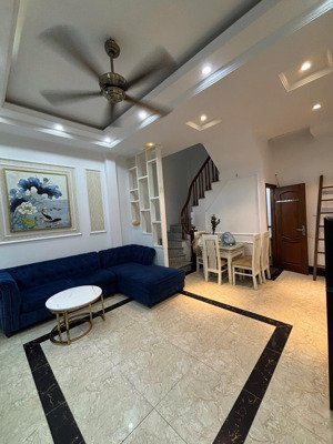 chính chủ bán nhà ngõ 206 cổ linh, dt 32m. 5tầng, mt 4.9m, ngõ ôtô đỗ, giá 7.9 tỷ