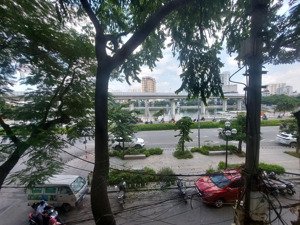 bán nhà hoàng cầu, phân lô, 20 m ra mặt hồ, dt 75m2, 6.1m mặt tiền, 41.9 tỷ