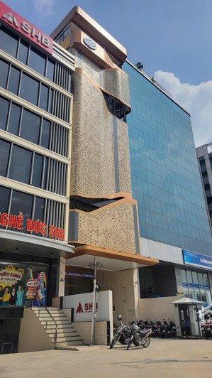 cho thuê tòa nhà út tịch, 25x22m, hầm 7 lầu, 1600m2, pccc, 2 thang máy 300 triệu/tháng