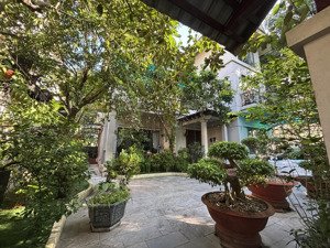 chính chủ cần bán căn biệt thự đơn lập 300 m2, mặt tiền 15 mét, thoáng mát, đủ đồ