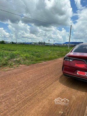 đất chính chủ ngay đường lớn 14m. gần ql13 chỉ 3km, dt 1000m2, giá chỉ 300tr, shr