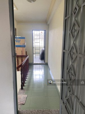 cho thuê phòng 30m2 trong nhà ngay chợ hạnh thông tây giá 3,5tr/tháng.đt 