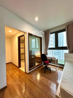 bán gấp căn 2pn, 2wc, full nội thất, view hồ bơi rất đẹp, sổ hồng chính chủ