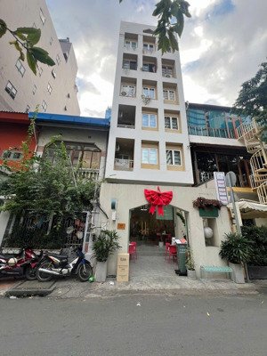 tòa chdv ngay chợ bến thành - q1 - 8 x 18m - thuê: 130tr/th - 5 tầng giá 27 tỷ