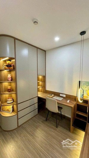 chính chủ cần bán căn 2pn hướng nam, view quảng trường, full nội thất vip