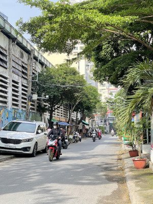 bán nhanh nhà 7a/ thành thái - 3 tầng - nhà mới ở ngay - cho thuê 18tr/ tháng - hẻm 8m2, sân để oto