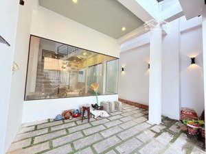 nhà đẹp quận 9 , 3 tầng, hẻm xe hơi , sàn bê tông, gần làng đh