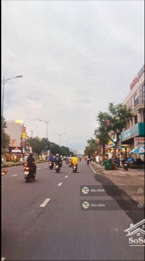 mặt tiền kinh doanh dt 4,5mx26m vuông vức đường nhựa vỉa hè chỉ 8,x tỷ