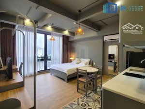 căn hộ tone gỗ full nội thất cao cấp cửa kính view đẹp ban công thoáng ở bạch đằng gần hàng xanh