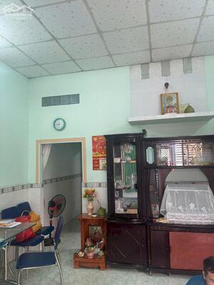 Nhà xây chắc chắn, đường pê tông sạch sẽ .