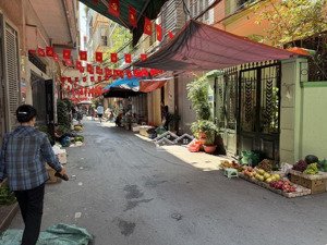 trung tâm cầu giấy - cách 1 nhà ra ô tô tránh - gần phố - mặt tiền rộng - xây ccmn thì hết ý cầ