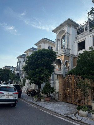 biệt thự song lập mon bay hạ long -diện tích hơn 210 m2 đất -mặt tiền 10,5 m2 -hướng đông nam .g