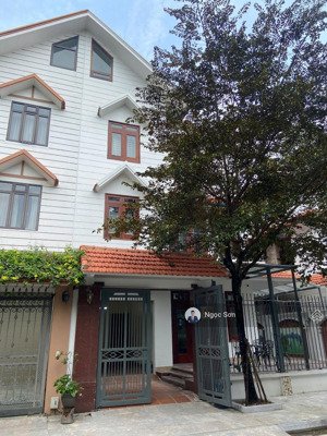 chính chủ gửi bán biệt thự 210m2 hướng nam hoàn thiện full giá 38 tỷ. liên hệ 