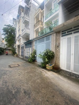 bán nhà cạnh sân bay 5 x 15 m 3 tầng 6.x tỷ hẻm oto