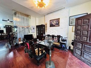 biệt thự sân vườn phố lạc long quân, 3 mặt thoáng, ô tô vào nhà, 5 phút đi bộ ra hồ - sổ đỏ nở hậu