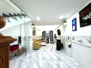 nguyễn trọng tuyển-phú nhuận hxh tránh nhau