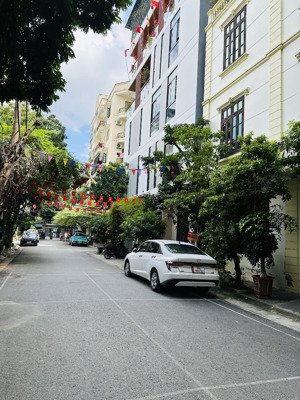 bán nhà phố kim ngưu- q. hbt phân lô cán cấp cao- ô tô dừng đỗ- mặt tiền lớn- 70m2-mt 5.4m-21.8 tỷ