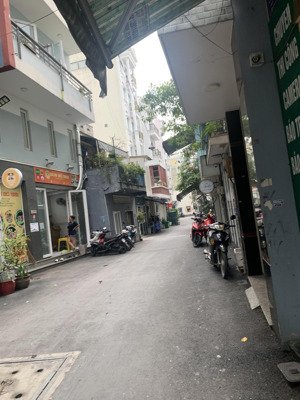 giảm sâu 3,5 tỷ còn 11,5 tỷ bán nhà gần ngay ngã tư phú nhuận, dt 4,5x22m, cn 90m2