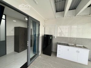 phòng trọ ban công tách bếp full nội thất 25m2. gần đh kinh tế, rmit, văn hiến. giá chỉ 4 tr/tháng