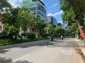 bán nhà mặt hồ tây, đường 12m ô tô tránh nhau, trước sau 2 mặt ngõ, dt 121m2, mt 7m