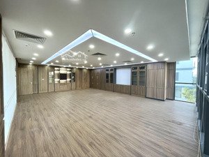 toà văn phòng cho thuê - nằm ngay trục mặt đường lớn