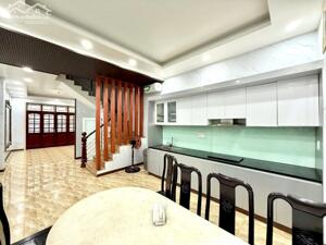 Bán nhà phân lô sổ đỏ vuông ở Hoàng Cầu 48m2 trước nhà rộng 6m ngõ thông