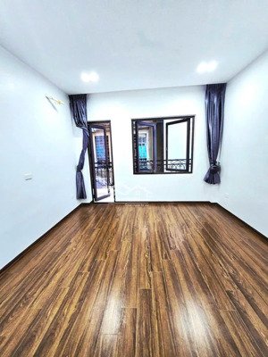 chính chủ bán nhà vị trí đẹp, ngõ ba gác, gần phố. 2 thoáng. cầu giấy nguyễn khang. dt 30m2x5t.