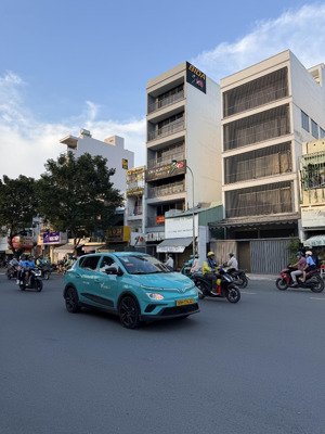 bán nhà quận 10 đường thành thái, đường 8m xe hơi tránh nhau, dt 36m2, 3 tầng- giá chỉ 7,8 tỷ.