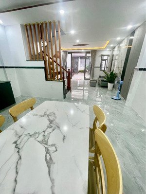 nhà 2tầng xe hơi đỗ cửa 100m2 /7,5ty gần ngã tư thủ đức