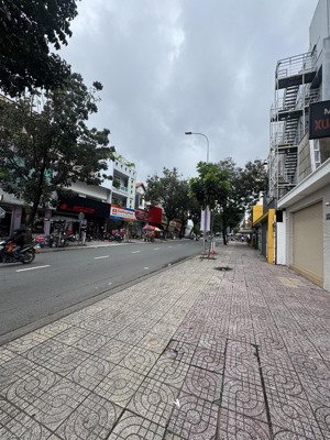 cho thuê nhà mặt tiền lý chính thắng quận 3 180m2 5 tầng 200tr/th.