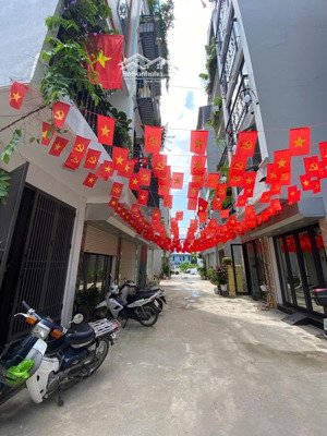 bán nhà tái định cư ngọc thụy 32m 6 tầng sẵn thang máy