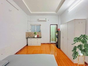 ngay etown phòng full nội thất kệ bếp ngay cửa sổ giếng trời thông thoáng