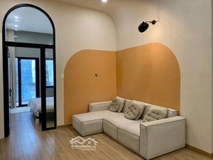 cho thuê căn hộ mini bancol cửa sổ lớn gần khu ẩm thực phan xích long .