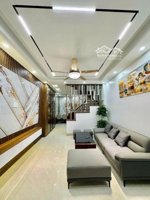 cần bán nhanh. rất gần trường.5tầng.56 m. oto vào nhà.giáp bát. hoàng mai.