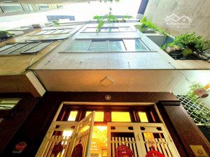 nhà đẹp la thành ngọc khánh gần phố ngõ ba gác nhà dân xây ngõ nông thông số đẹp 54m , 5 tầng , 4mt