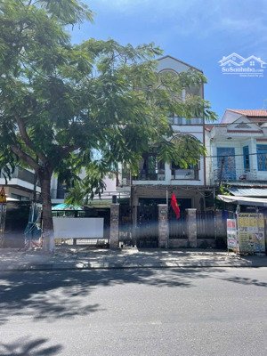 bán đất có sẵn nhà 3 tầng. ngang 10m. dài 20m. dt 200m2. mặt tiền đường hai bà trưng, hội an.