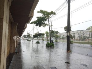 dt 100m2, giá 2.75 tỷ, đường 7.5m, lề 4 m kđt ngọc dương, 1 bên sông, 1 bên biển, sát đường biển.