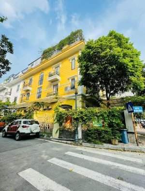 chính chủ bán nhà thái hà 49m2 2 tầng 12 tỷ có thương lượng lh em tuấn ( miễn tg )