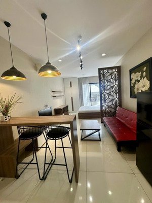 siêu phẩm studio ban công, phòng rộng 40m2, ban công đón nắng mặt trời-nguyễn huy tưởng, bthanh 8tr