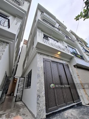 bán nhà siêu đẹp cự khối long biên 5 tầng full nội thất gần ô tô tránh giá chỉ 5,x tỷ