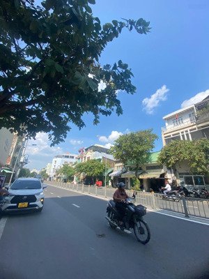 cơ hội duy nhất. chỉ 131 tr/m2 mặt tiền nơ trang long, p12, q.bt. dt: 707m2. xd: 15 tầng. giá 93 tỷ