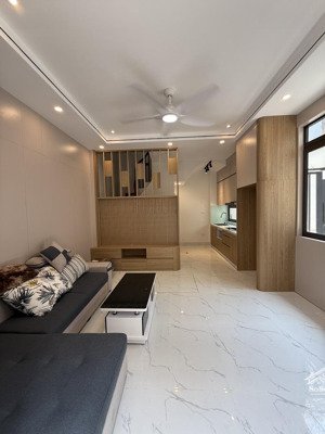 bán nhà lô góc, đường văn minh, dt 42m2, 5 tầng kiên cố, tặng nội thất xịn, gần ô tô, giá hơn 6 tỷ.