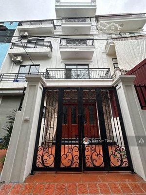 bán nhà xây độc lập 1 căn ngay gần trường, gần chợ phúc lợi. diện tích 72m2 x 4tầng, 5 phò ngủ rộng