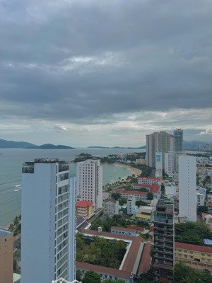 kẹt tiền bán căn 65m2 view biển giá 3.7 tỷ, căn view đông nam tầng cao giá 4.150 tỷ lh: 