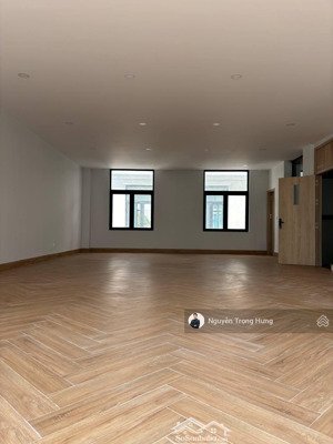cho thuê tầng văn phòng rộng 70m2 giá chỉ 6tr, sàn gỗ, 2 máy lạnh, wc tại vinhomes quận 9