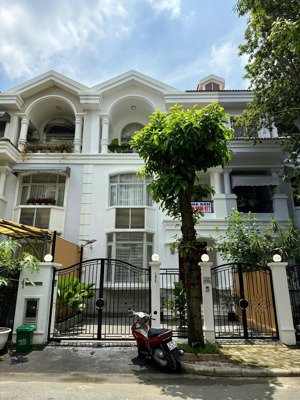 cho thuê biệt thự phú mỹ hưng. nhà mới đẹp - full nội thất. phù hợp ở gia đình. liên hệ: em luân