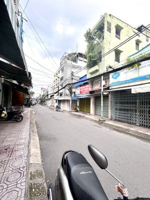 bán nhà mặt tiền nguyễn thần hiến, ngang nở hậu 4.2m, chỉ 6.9 tỷ, kế nguyễn tất thành qua q1